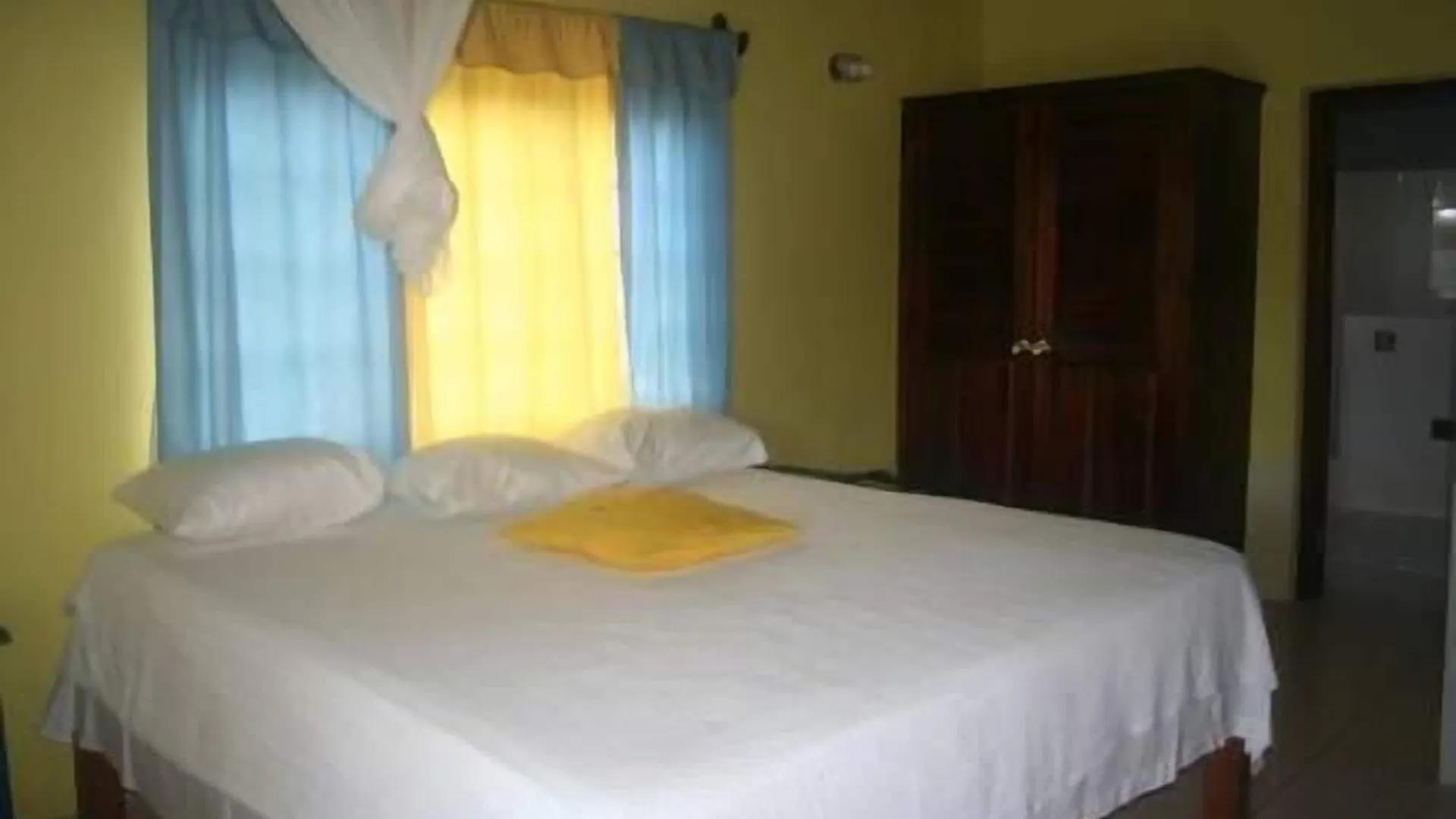 Idlers' Rest Beach Hotel Black River