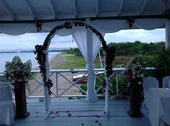 Idlers' Rest Beach Hotel Black River