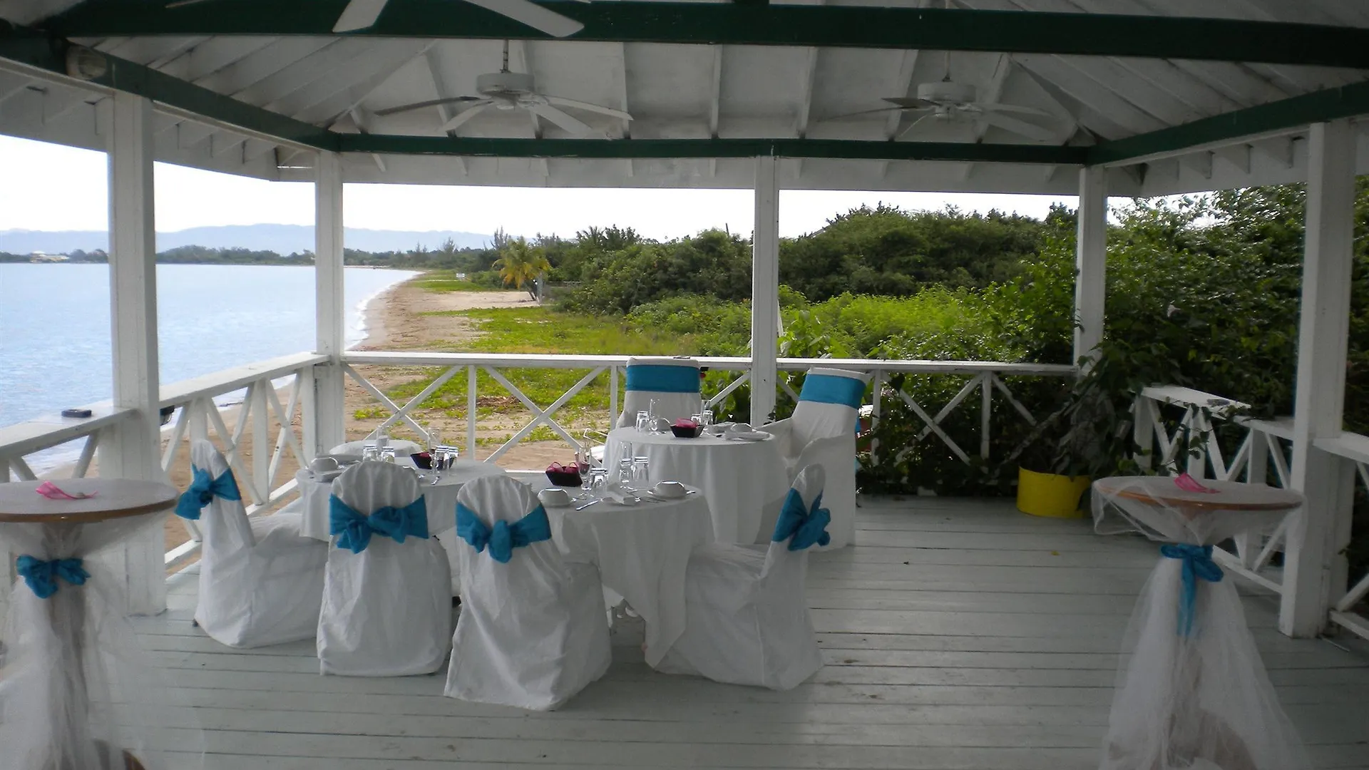 Idlers' Rest Beach Hotel Black River