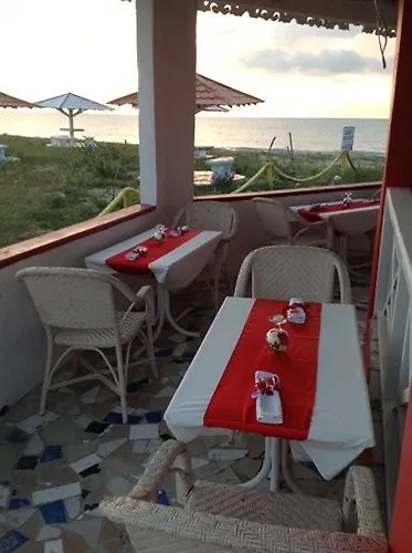 Idlers' Rest Beach Hotel Black River